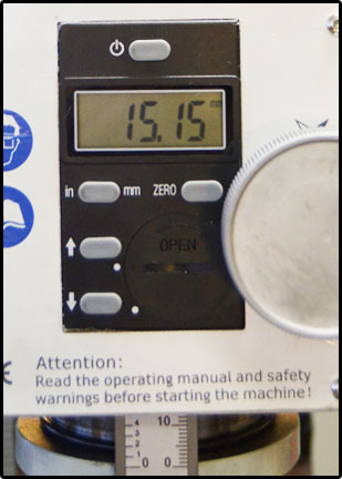 Система индикации положения инструмента позволяет выбирать ход пиноли с точностью до сотых долей миллиметра.